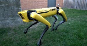 Robot Boston Dynamics co musí projít dveřmi